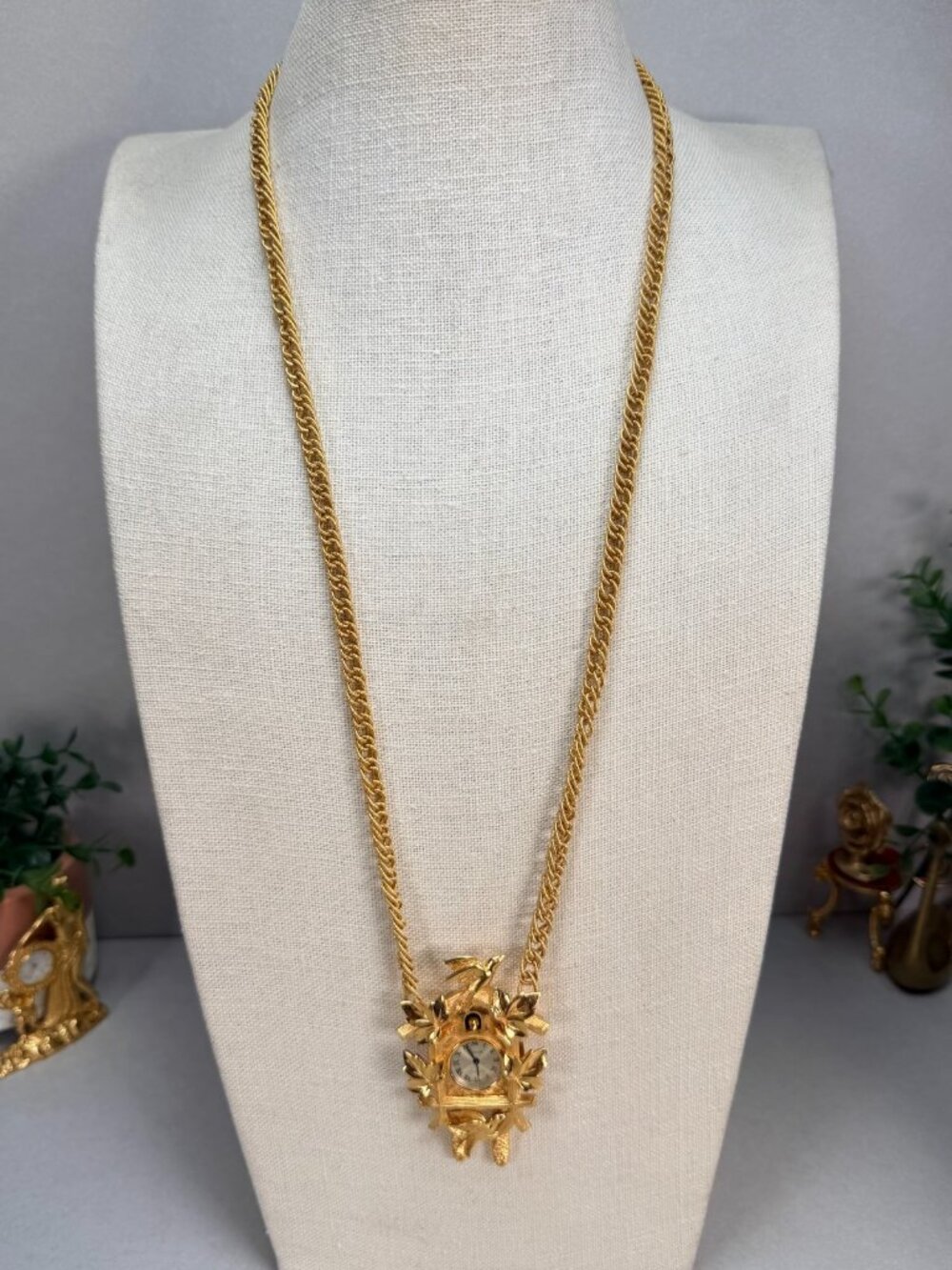 Vintage Stunning Trifari Cuckoo Clock Pendant Watch Necklace Gold Tone Birds - Picture 3 of 12